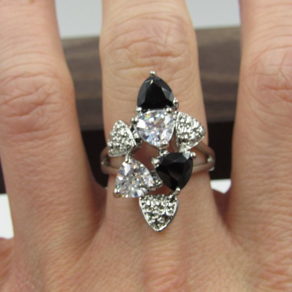 Size 9 Silver Tone Large CZ Diamond Band Ring - Picture 4 of 7